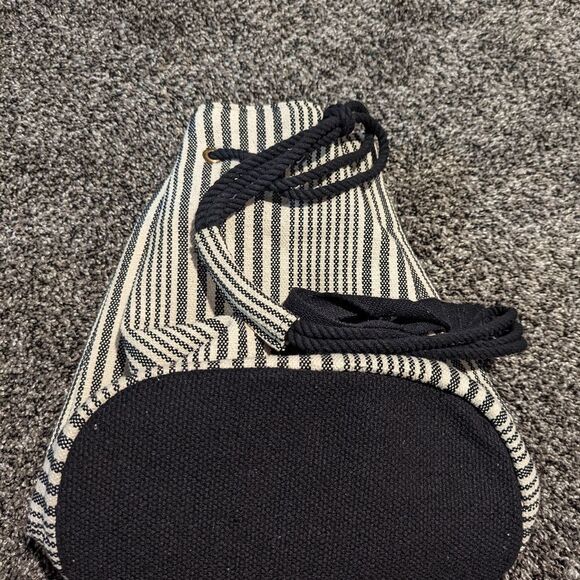 Universal Thread One Shoulder Bag - Picture 2 of 2